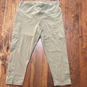 iuga Taupe capri Leggings